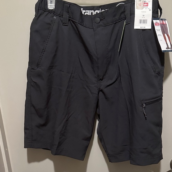 Wrangler Men's Dark Gray Cargo Shorts - Picture 1 of 6